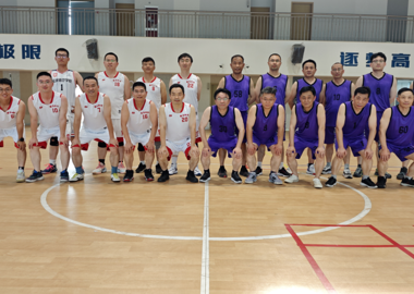 三尺讲台育桃李，一方球场竞风流——横泾中学与长桥中学教师篮球友谊赛侧记