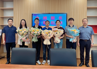 鲜花赠辛劳，糕粽寄深情——横泾中学举行“家有考生”教师座谈会